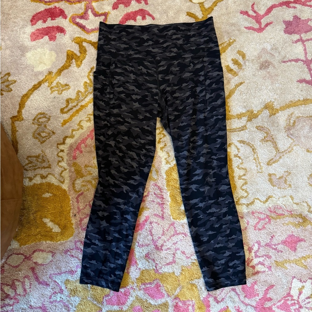 EUC Lululemon cropped salutation 7/8 tight